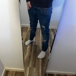 Sköna Jack & Jones jeans  - Ett par feta Jack & Jones jeans som blivit lite små, passformen är skiny Liam och 32:32 i storlek. Jag på bilden är 174 cm 