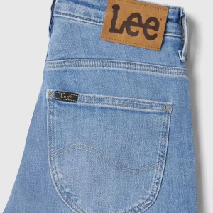 Ljusblå bootcut jeans från Lee - Modell: Lee Breese Boot. Snygga ljusblå bootcut jeans från Lee med klassisk femficksdesign. Jeansen har en bekväm passform och är perfekta för en avslappnad stil. De har en tydlig Lee-logga på bakfickan och en läderpatch vid midjan. Nypris: 1099kr. Använt max 5 gånger. Storleken är W30/L31, skulle säga att det motsvarar en M/40.