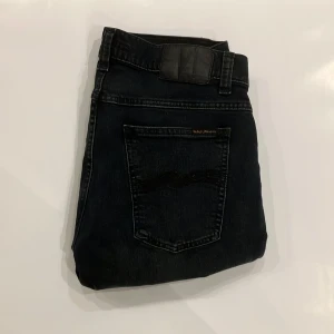 Nudie jeans - Feta Nudie jeans som är i bra skick förutom att det är en tygbit som har sytts på på knä (se bild 4) annars utan defekter nypris på dessa ligger på 1800 vårat pris 299 vid köp av två jeans 499.🙌🏻