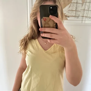 T-shirt - Enkel och söt gul t-shirt med v-ringning 💛