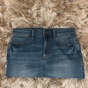 Jeanskjol från Pieces - Snygg jeanskjol från Pieces i en klassisk blå denimfärg. Kjolen är lågmidjad ”miniskirt”. Har använt den 1 gång men den passade inte riktigt min stil. Jag har klippt lite i den eftersom att den var väldigt lång men den ser likadan ut, fast kortare! Den är i storlek S men passar även för mig som har xxs/xs, passar även för de som har M. Jag köpte den för 400kr men säljer för 250-300 kr ish💸 Priset kan diskuteras🥂💗