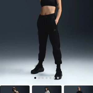 Svarta mjukisbyxor från Nike - Snygga svarta mjukisbyxor från Nike med dragsko i midjan och praktiska fickor på sidorna. Perfekta för en avslappnad stil eller träning. Byxorna har en diskret Nike-logga på benet. Nu pris 1249kr