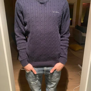 Mörkblå stickad tröja från Barchetta - Säljer en snygg mörkblå stickad tröja från Barchetta. Storlek S. Inga byten. Pris 300