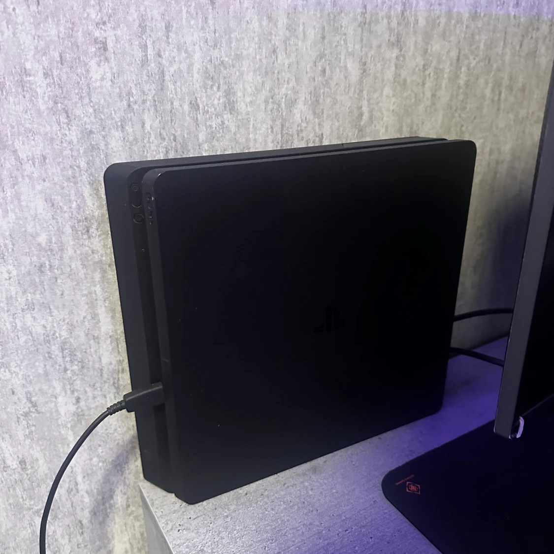 Svart PlayStation 4 - 2