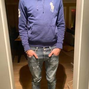 Blå hoodie från Ralph Lauren - Tja säljer denna feta Ralph Lauren Hoddie för endast 600kr i storlek S. Inga byten. 