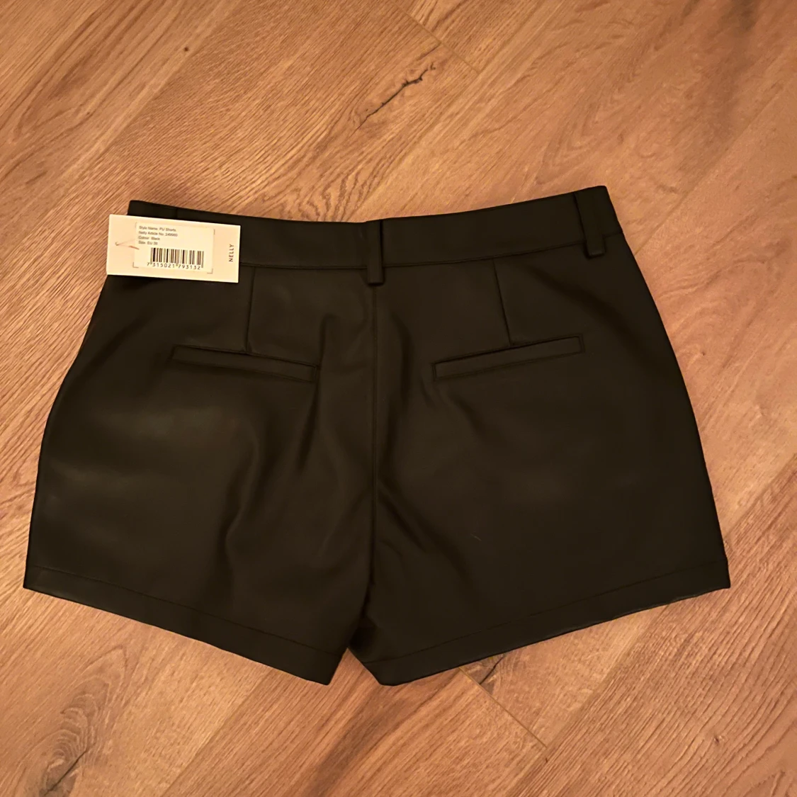 Svarta skinnshorts - 3