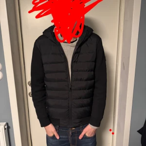 Versace cardigan jacka - Säljer en svart  Versace cardigan i nytt skick. Storlek s. Hör gärna av er vid fler frågor. 
