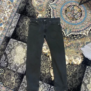 Svarta jeans från Levi's - Snygga svarta jeans från Levi's med klassisk design. De har en rak passform och är tillverkade i slitstarkt denim. Perfekta för en stilren look. Storleken är W36, L34