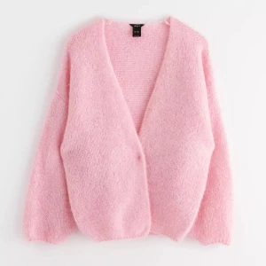 Rosa stickad kofta från Lindex - Mysig rosa stickad kofta från Lindex. Säljer då den inte kommer till användning längre. Nypris 399kr & i storlek XS/S.