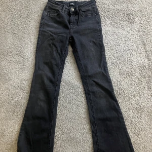 Svarta bootcut jeans från ONLY - Snygga svarta bootcut jeans från ONLY. Storlek xs längd 30. Enda defekterna är längst ner i kanten där de är nötta (se bild). Använda men bra skick. 
