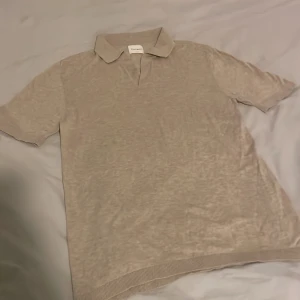 Stickad piké  - Tjena, säljer nu denna eftertraktade stickade piké för ett riktigt lågt pris! Det finns inte några defekter över huvettaget. Jag säljer den för att den inte riktigt är min stil, men den är nog de för någon annan. Ny priset på piken är 995, mitt pris är 199kr! Kom privat för mer detaljer eller ifall frågor finns.🤗😊