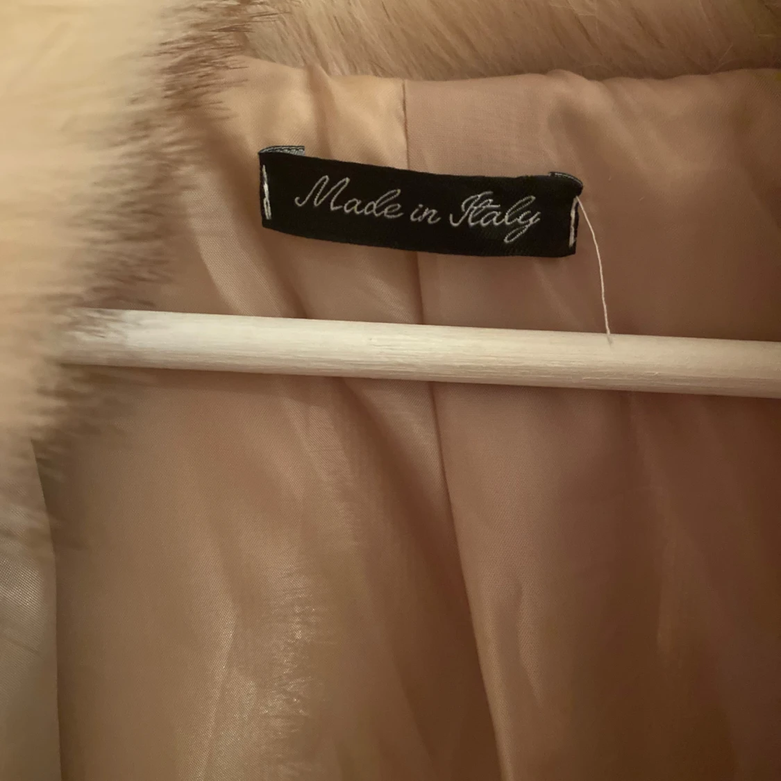 Beige/krämvit kort kappa med pälsdetaljer - 3