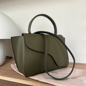 ATP Atelier Arezzo - Otrolig väska från ATP atelier i modellen arezzo, färgen turtle. Har bara använts drygt en månad och är i superfint skick bortsätt från lite repor som dessvärre är omöjligt att komma undan. I övrigt mycket fint skick. Nypriset är 5200