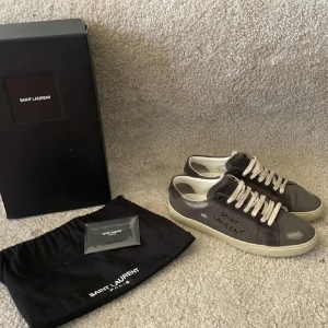  Saint Laurent 06 sneakers  - Säljer nu mina sjukt snygga och eftertraktade Saint Laurent sneakers i modellen 06! Skicket är 8,5/10 och allt og medföljer vid köp! Hör av er vid frågor! Mvh