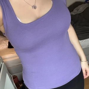 Lila linnetopp från BikBok - Säljer en snygg lila linnetopp från BikBok. Toppen är ärmlös och har en rund halsringning. 