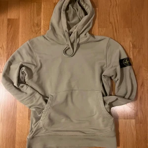Stone Island Hoodie - S - Snygg stone island hoodie i storlek S! Skick 8/10 Naturligtvis äkta, qr kod fungerar Nypris 4000kr+