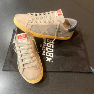 Golden Goose skor  - Ett par riktigt feta och unika golden goose i riktigt bra skick. De har inga stora defekter eller liknande. De är en lite äldre modell därav kan de skilja sig lite mot andra golden goose skor. Skorna är storlek 42 men sitter som 43.  (Dustbag ingår) Skick: 8/10.  Nypris: 4-6000kr