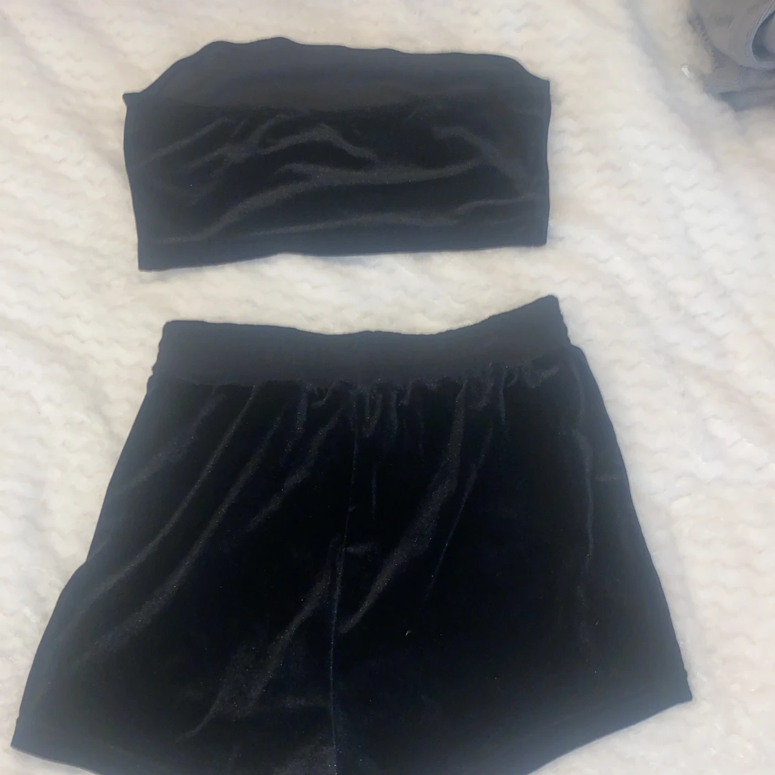 Svart sammet sett med korsdetaljer - 1