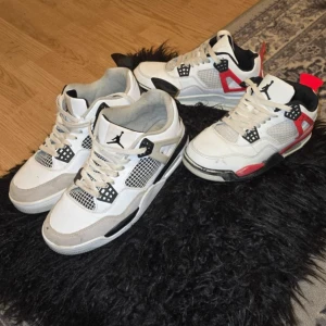 Nike Air Jordans i vitt och grått - Två par Nike Air Jordans i vitt med grå och svarta detaljer. Skorna har snörning och den ikoniska Jumpman-loggan på plösen. Perfekta för sneakerheads som vill ha en klassisk stil. 