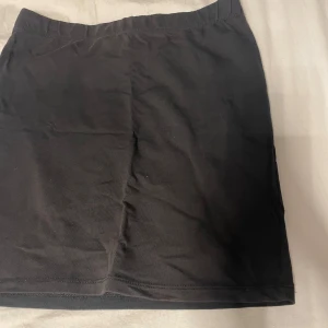 Svart kjol  - Säljer en helt vanlig svart kjol som aldrig är använd. Lite skrynklig men går att stryka eller går bort i en tvätt 💕