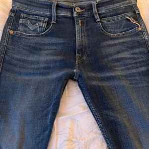 Replay jeans - Replay anbass jeans - Slim fit passform - Storlek W31/L32 - Nypris 1800kr - skriv vid frågor och funderingar!🕺