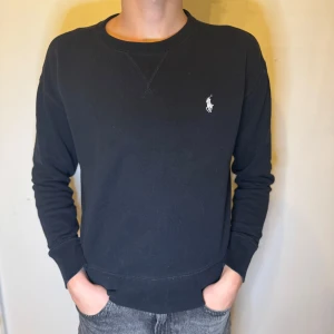 Svart Ralph Lauren sweatshirt tröja - 🌟extremt bra skick och toppen kvalité, enbart använd en gång  📬Jag postar 0-1 dagar efter köp 📏storlek XS 📐48cm axelbredd, 57cm full längd, 53cm ärmlängd ☺️skriv om du har några funderingar
