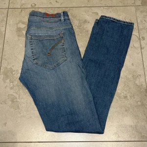 Dondup jeans - Tjena! Säljer dessa blåa dondup George jeansen. Storlek 31 använda fåtal gånger så därför väldigt bra skick nypris! 3500kr