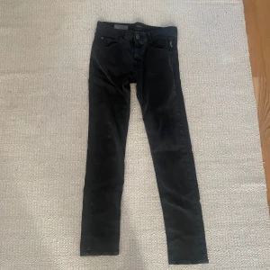 Svarta jeans från Replay - Snygga svarta jeans från Replay. är tillverkade i ett stretchigt material för extra komfort. Perfekta för en stilren look. Kan gå ner i pris vid snabb affär. L28