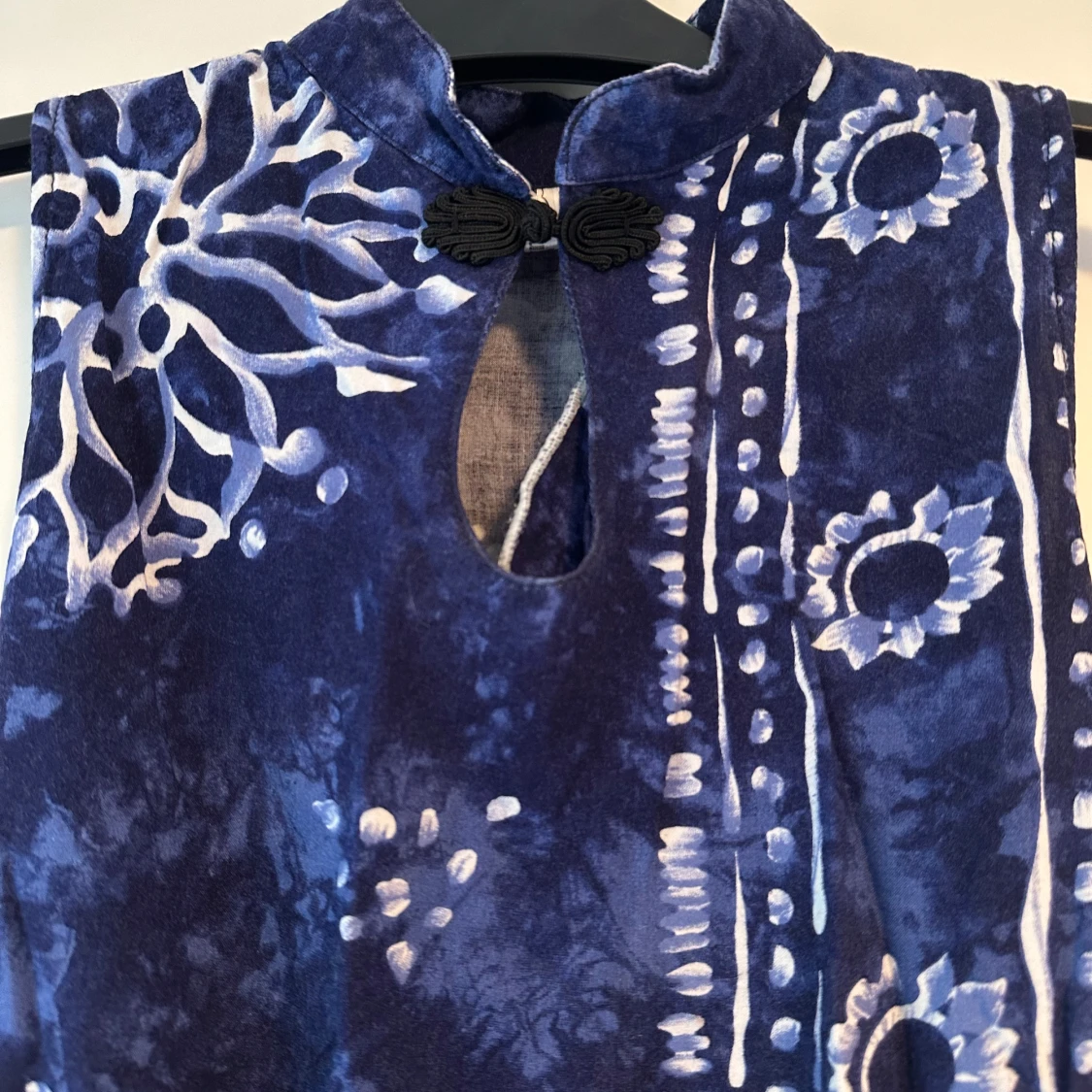 Blå ärmlös klänning med mönster - 1