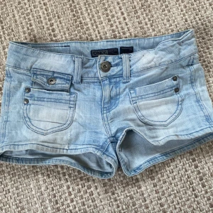 Ljusblå jeansshorts från ONLY - Säljer dessa shorts då de inte längre passar. De är superfina och perfekta nu till sommaren!💗💗 
