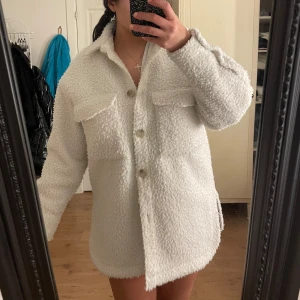 Teddy kappa - En vit kappa/cardigan med ”Teddy” material, använd några gånger men fortfarna u super bra skick!