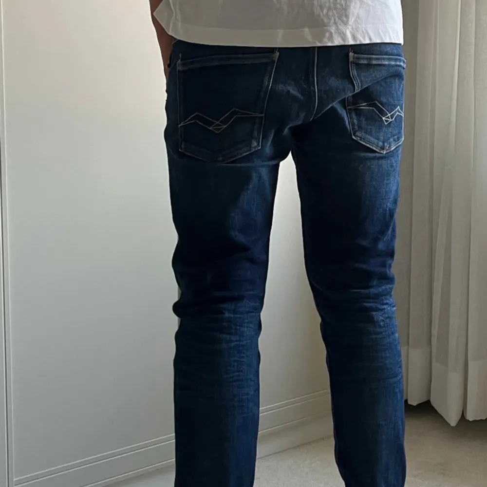 Ett par riktigt fräscha, mörkblå Replay Anbass jeans med Slim fit. Riktigt stilrena och skön passform.. Farkut & Housut.