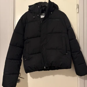 Daily paper jacka - Säljer en Daily paper vinterjacka i ny skick. Den är bara använd 2 gånger. Nypris är 3200kr.