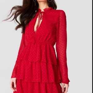 Röd klänning med volanger - Röd as snygg långärmad volang klänning från NAKD! Jättefin åretrunt, men speciellt på sommaren och julen. Storlek 36 och skulle säga att den passar XS-M❤️