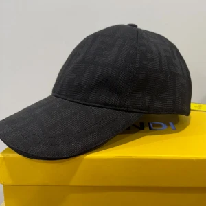 Fendi Keps - Fendi keps helt oanvänd, tags och låda samt påse ingår. Inte äkta vara