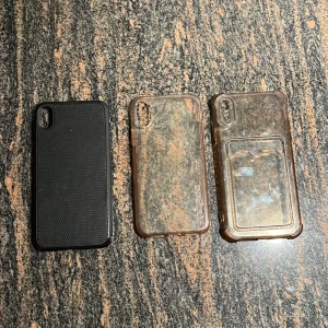 Tre mobilskal till iPhone - iPhone XR.   10kr styck alla 30kr om man köper de magnetiska pålånbonsskalet följer de magnetiska svarta enkelskalet med.