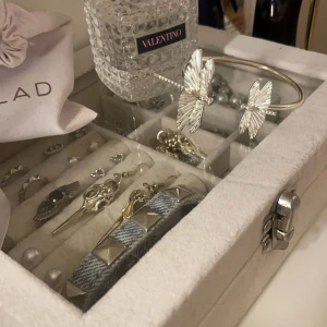 Ioaku armband - Jättefint dragonfly armband från ioaku som inte längre säljs på deras hemsida!💗Köpt i somras här på plick. Bra skick och knappt använt av mig, däremot har lite av fenan på den lilla dragonflyen gått av(vilket syns på bilden) och även har lite färg gått av på några ställen men inget som märks. Orginal pris 599💕💕pris går att diskuteras vid snabbt köp