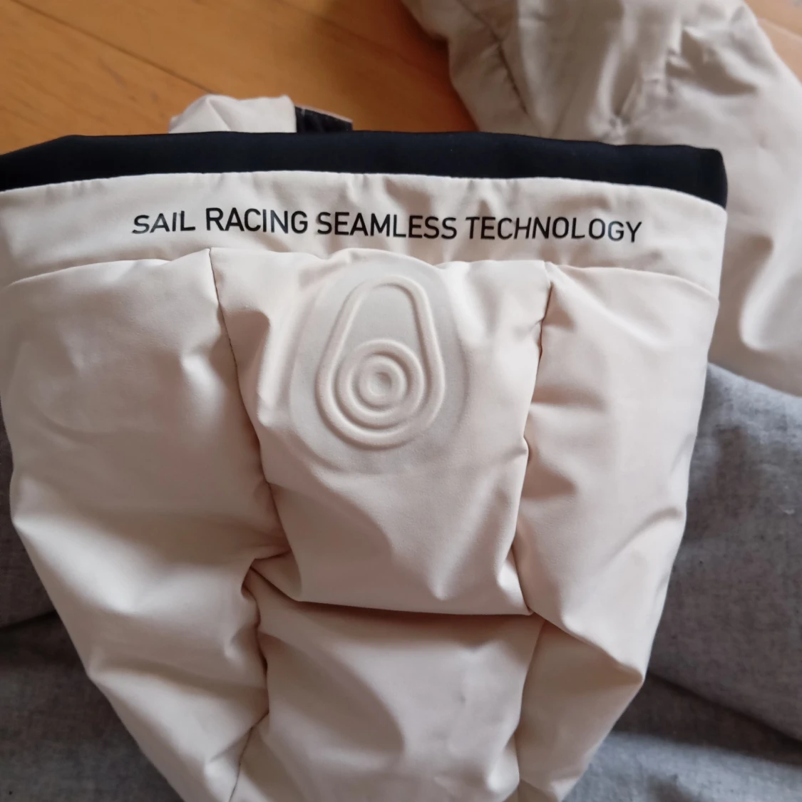 Beige och grå dunjacka från Sail Racing