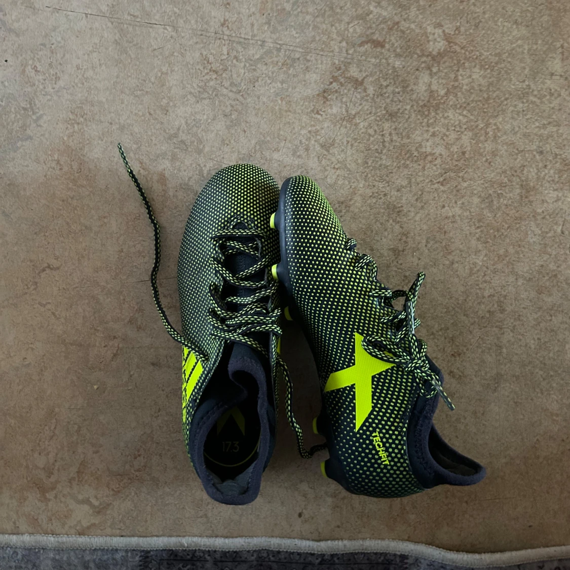 Adidas fotbollsskor i svart och neongul - 2