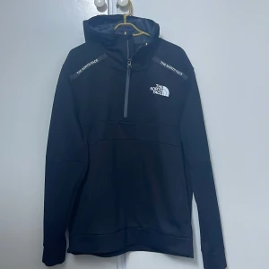The North Face tröja  - Ganska bra skick, Storlek L man passar även M, pris går att diskuteras 