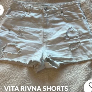 Vita rivna shorts - Snygga vita shorts med rivna detaljer och fransig kant. De har en klassisk femficksdesign och knappgylf. Perfekta för en avslappnad sommarlook.
