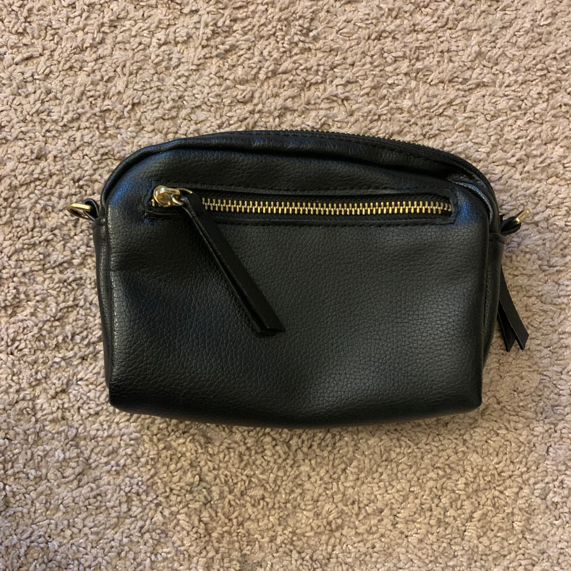 Svart axelväska med dragkedja från Lindex - 1