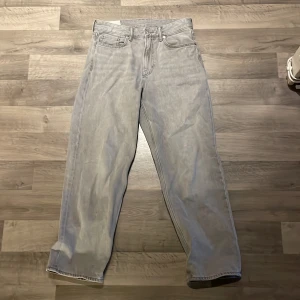Ljusgrå jeansbyxor - Snygga ljusgrå jeansbyxor med en baggy passform. Väldigt sköna att ha på sig. Skriv för mer och bättre bilder och också om ni vill föreslå ett annat pris.