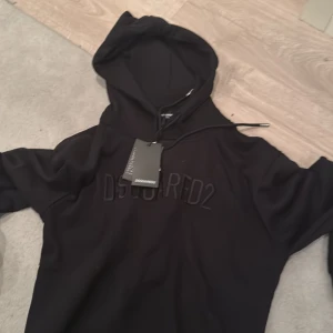 Dsquared2 hoodie - En hoodie köpt på halva priset på miinto aldrig använd påse till hoodien medföljer. Har ni några frågor skriv till mig privat så återkommer jag så snabbt som möjligt.