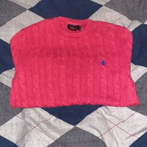 Hallonröd tröja från Morris - Säljer min Morris tröja då den blivit för liten för mig. Storlek xs, unisex både för killar som för tjejer. Fraktar max 1 dag efter köp. Pm för fler frågor eller fler bilder. Pris kan diskuteras vid snabb affär.🤗