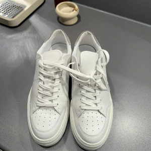 Vita sneakers från J.Lindeberg  - Nya J.Lindeberg sneakers i storlek 43, endast testade inomhus
