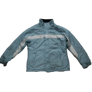 Ljusblå vinterjacka från O'Neill - Säljer en ljusblå vinterjacka från O'Neill med vita detaljer och ett coolt mönster på ryggen. Storleken är inte specificerad, men den ser ut att ha en normal passform. (Kanske en småll/medium)