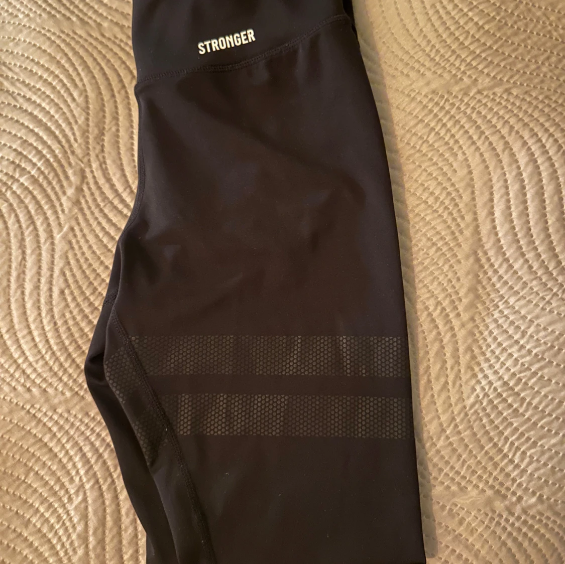 Svarta leggings från Stronger - 2