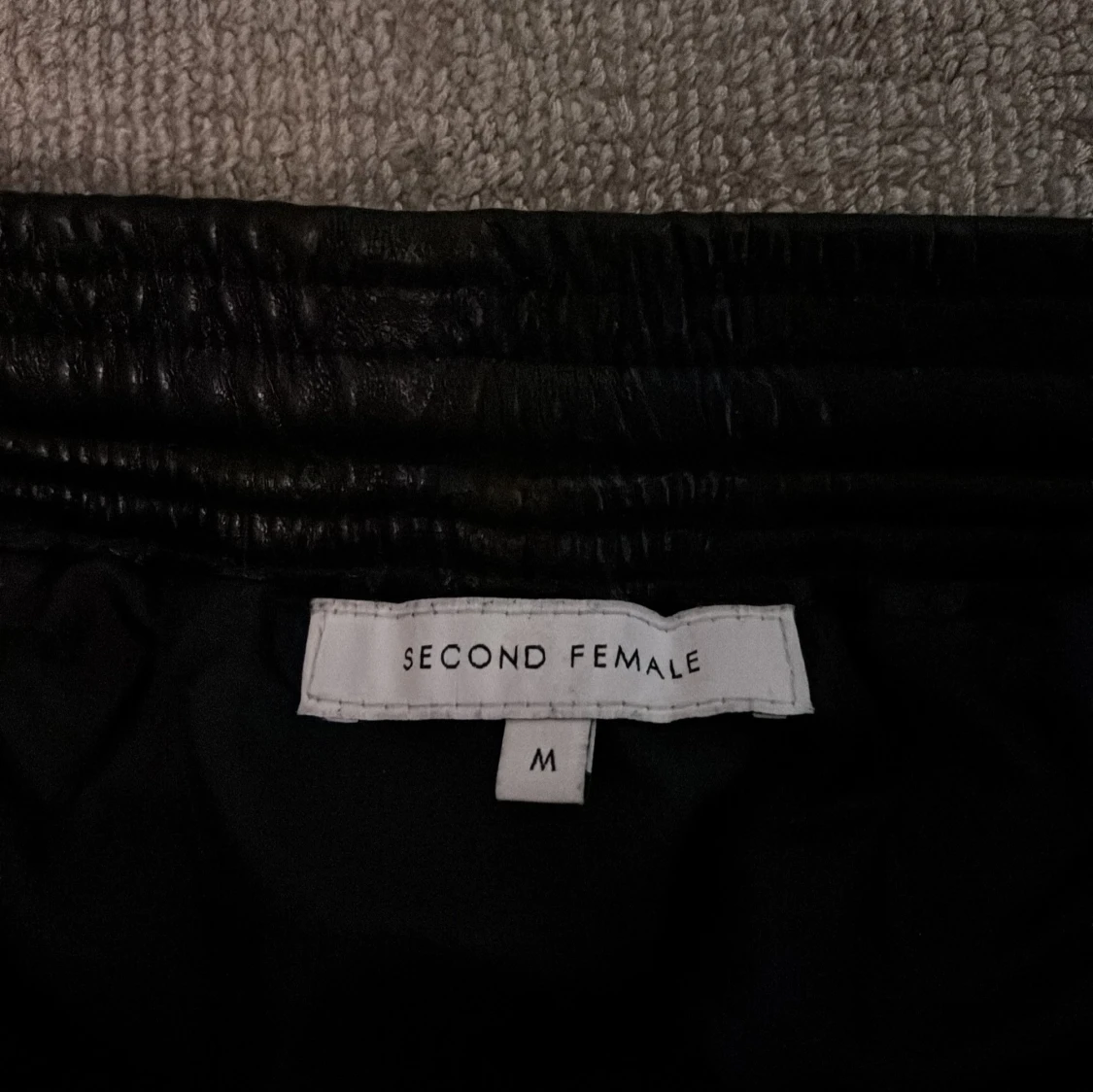 Svart skinn kjol från Second Female - 3