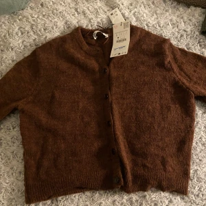 Brun stickad  - Jätte fin 